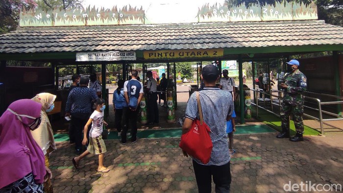 Ragunan di hari kedua Lebaran 2021 (Azhar Bagas Ramadhan/detikcom).