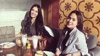 Kalau ini momen Ratu dan rekannya saat santap bareng di Makassar. “Seseorang yang tersenyum meski hatinya sedang bersedih berarti ia sedang mengeluarkan senyum terbaiknya,” tulisnya di keterangan foto. Foto: Instagram raturn
