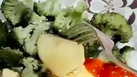 Menu sehat lain pilihan Ratu adalah olahan brokoli tumis, telur, dan kentang. Tak lupa saus sambal untuk menambah cita rasa. Foto: Instagram raturn