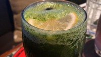 Pertengahan Maret kemarin, Ratu pilih untuk melakukan detoks tubuh dan pikiran setelah merasa ‘down’. Ia pun memamerkan minuman sehat di foto ini. Foto: Instagram raturn