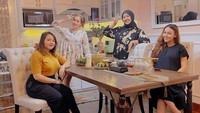 Berpose dengan sepupu-sepupunya, Ratu tengah buka puasa bersama. Mereka memilih menyantap hidangan serba pedas. Foto: Instagram raturn