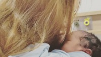 Pesepak bola itu bahkan menantang Ratu untuk melakukan tes DNA. Ratu menanggapi dengan bersumpah kalau itu adalah anak Alfath Fathier. Foto: Instagram raturn