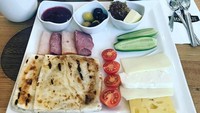 Lewat foto ini Ratu bilang ingin ikut tren unggah foto makanan enak. Ia menyantap flatbread dengan daging, keju, tomat, dan zaitun saat di Istanbul, Turki. Foto: Instagram raturn