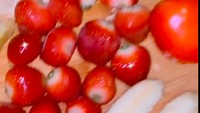 Di Instagram, Ratu punya highlight stories khusus untuk makanan. Ia menyebut dirinya foodie. Ia doyan makanan sehat, salah satunya pisang dan stroberi segar ini. Foto: Instagram raturn