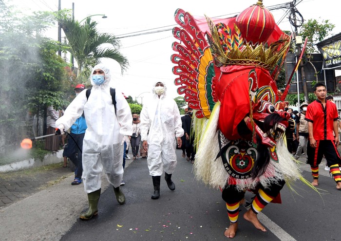 Ritual Barong Ider Bumi Kemiren Banyuwangi saat pandemi dikawal satgas dan petugas ber-APD
