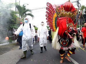 Ritual Barong Ider Bumi Kemiren Banyuwangi Dikawal Satgas dan Petugas Ber-APD