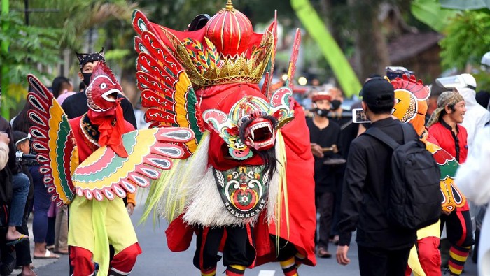 Ritual Barong Ider Bumi Kemiren Banyuwangi saat pandemi dikawal satgas dan petugas ber-APD