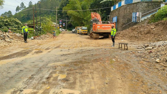 Sempat Tertimbun Longsor, Jalan di Simalungun Sumut Sudah Bisa Dilalui