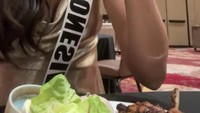  Buka puasa ditemani dengan beberapa finalis lainnya. Ayu tunjukkan beberapa menu makanannya, mulai dari steak, salad, sampai minuman hangat. Foto: Instagram Ayu Maulida Putri