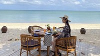 Jika sedang tidak sibuk dengan jadwalnya. Ayu suka berlibur di Bali, menghabiskan waktu di tepi pantai sambil menyicip beberapa makanan di sana. Foto: Instagram Ayu Maulida Putri