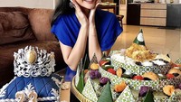 Rayakan ulang tahun yang ke-23, Ayu dapat kiriman aneka kue dan tumpeng makanan yang meriah.  Foto: Instagram Ayu Maulida Putri