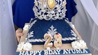 Terakhir ini se yuman manis Ayu saat mendapatkan kue ulang tahun dengan hiasan mahkota kecantikan di atasnya.  Foto: Instagram Ayu Maulida Putri