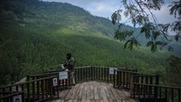Seorang petugas sedang membersihkan salah satu wahana di wisata The Lodge Maribaya, Kabupaten Bandung Barat, Jawa Barat, Jumat (14/5/2021).