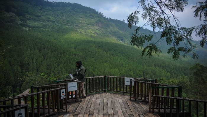 Siap-siap! Kawasan Wisata Lembang Bakal Dibuka Lagi Usai Lebaran Kawasan wisata Lembang ditutup sejak 6 Mei 2021 lalu. Namun kabarnya Pemkab Bandung Barat akan kembali membuka kawasan wisata Lembang Sabtu (15/4) besok.