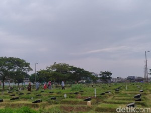 Dijaga Polisi, TPU Tegal Alur Jakbar Kini Sepi Peziarah