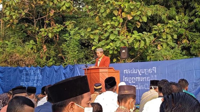 Sosok Imam Salat Id yang Wafat Saat Khotbah di Klaten Ustaz Juriono (57) wafat saat menjadi imam dan khatib salat Idul Fitri di Klaten. Tak hanya dikenal sebagai pendakwah, Ustaz Juriono juga dijuluki profesor.