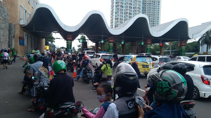 Suasana di pintu gerbang Taman Impian Jaya Ancol pada Jumat, 14 Mei 2021, sore.