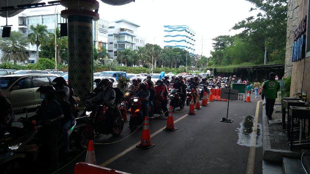 Suasana di pintu gerbang Taman Impian Jaya Ancol pada Jumat, 14 Mei 2021, sore.