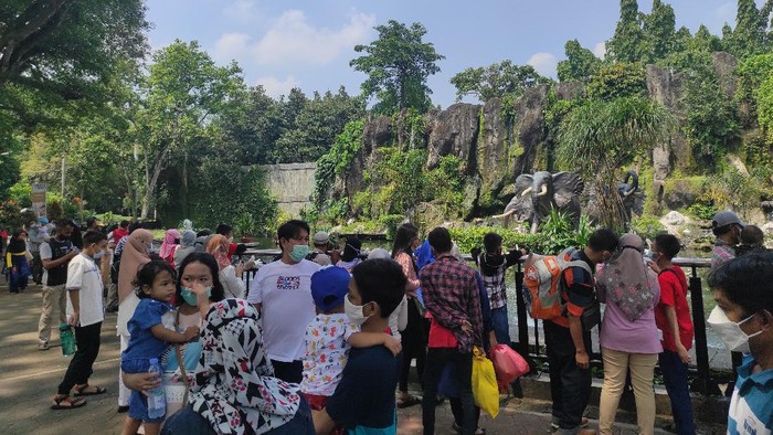 Suasana di Taman Margasatwa Ragunan pada hari kedua Lebaran