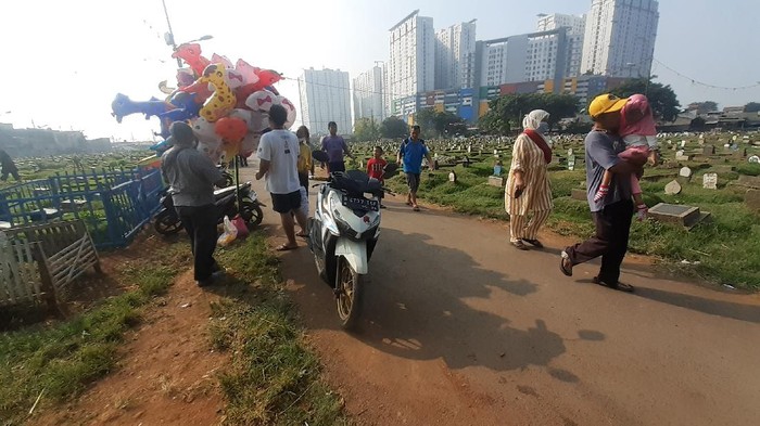 Suasana di TPU Prumpung di hari kedua Lebaran