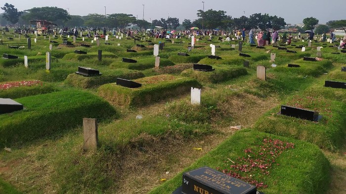 Suasana di TPU Tegal Alur di hari kedua Lebaran