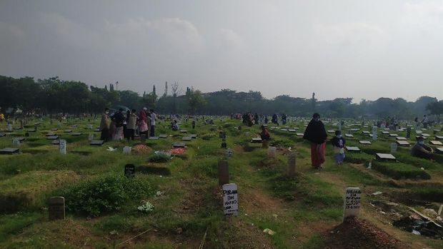 Suasana di TPU Tegal Alur di hari kedua Lebaran