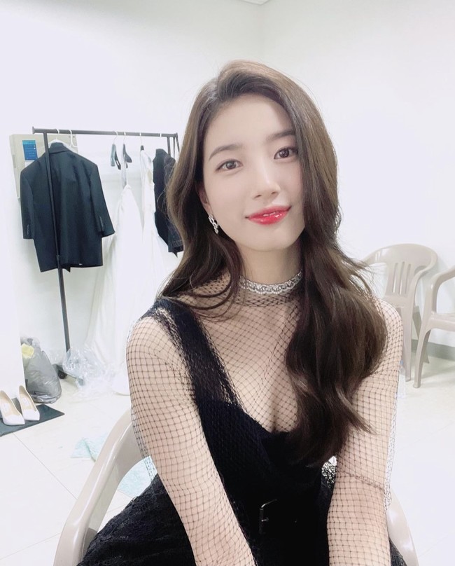 Suzy memamerkan busana yang dikenakannya di red carpet saat berada di ruang tunggu. Bintang Start Up itu tampil anggun mengenakan gaun hitam dengan detail fishnet, dari Couture Collection Dior Fall 2019. Foto: dok. Instagram skuukzky