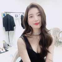 Suzy memamerkan busana yang dikenakannya di red carpet saat berada di ruang tunggu. Bintang Start Up itu tampil anggun mengenakan gaun hitam dengan detail fishnet, dari Couture Collection Dior Fall 2019. Foto: dok. Instagram skuukzky