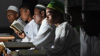 Pesantren yang berada jauh dari hiruk pikuk perkotaan itu didirikan ustaz Fadlan Garamatan pada tahun 2012. Saat ini Ponpes membina 750 santri yang 80 persennya berasal dari Papua dan telah meluluskan 3700 santri sejak masa berdirinya. 