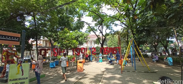 Hari ini, warga yang datang ke taman ini tak terlalu banyak. Pengunjung pun masih bisa leluasa bergerak tanpa harus berbenturan dengan pengunjung lainnya. Hari ini, warga yang datang ke taman ini tak terlalu banyak. Pengunjung pun masih bisa leluasa bergerak tanpa harus berbenturan dengan pengunjung lainnya.