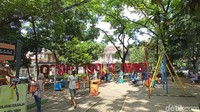 Hari ini, warga yang datang ke taman ini tak terlalu banyak. Pengunjung pun masih bisa leluasa bergerak tanpa harus berbenturan dengan pengunjung lainnya. 