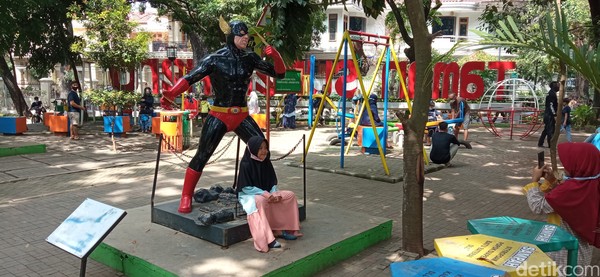 Ada beberapa wahana yang ada di taman tersebut mulai dari dua buah jungkat jungkit, dua buah ayunan hingga satu buah perosotan. Ada beberapa wahana yang ada di taman tersebut mulai dari dua buah jungkat jungkit, dua buah ayunan hingga satu buah perosotan.