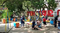 Anak-anak yang datang ke taman tersebut tampak riang berlarian dan bermain aneka wahana permainan yang ada di taman tersebut. 