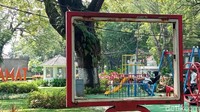 Sementara itu, di taman lain, seperti Taman Foto, kondisinya tak jauh berbeda. bahkan, pengunjung di Taman Foto lebih sepi dibanding Taman Superhero. 