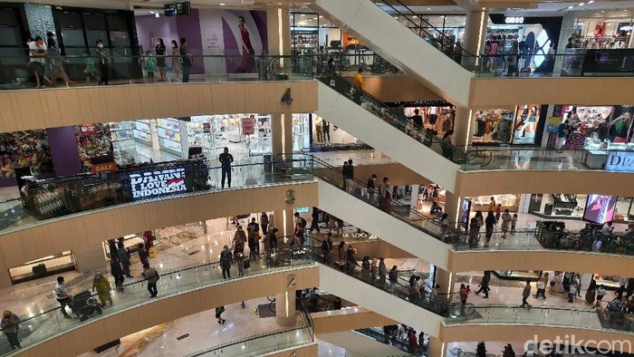Di hari kedua Lebaran, ada beberapa mal di Surabaya yang mengalami peningkatan jumlah pengunjung. Salah satunya Tunjungan Plaza.