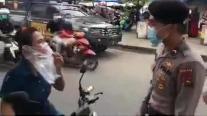 Ulah emak-emak berkendara dengan masker plastik kresek di Sumbar