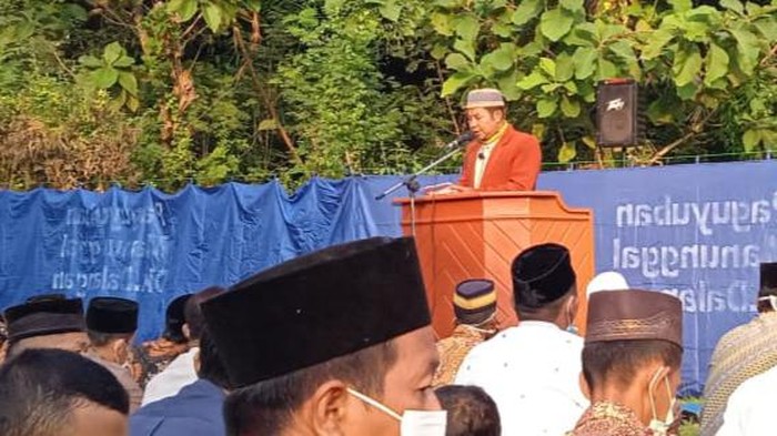 Ustaz Juriono saat berkhotbah Idul Fitri sesaat sebelum ambruk dan meninggal dunia, Klaten, Kamis (14/5/2021).
