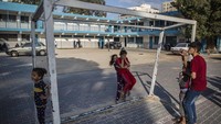 Dalam pernyataan terpisah, tentara Israel membantah bahwa serangan darat telah dimulai. Sementara, di sisi Israel, 6 warga dan 1 warga India dilaporkan tewas. Tentara Israel mengatakan ribuan roket telah ditembakkan dari Gaza ke berbagai lokasi di Israel dan mereka telah menambahkan bala bantuan di dekat tanah timur wilayah itu.