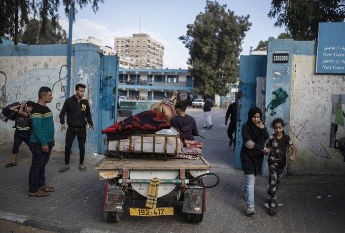 Serangan udara yang dilakukan Israel di Gaza merusak sejumlah bangunan. Akibatnya tak sedikit warga Palestina yang kini mengungsi ke sekolah yang disediakan PBB