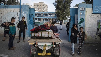 Warga Palestina Mengungsi Usai Gaza Digempur Israel