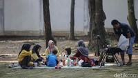 Selain itu, jumlah wisatawan juga dibatasi yaitu maksimal 30 persen dari kapasitas.   