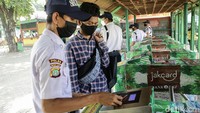 Sementara itu, Kapolres Metro Jakarta Selatan Kombes Azis Andriansyah memastikan pihaknya turut mengamankan tempat wisata ini. Dia memastikan prokes tetap terjaga demi menekan angka penyebaran COVID-19.  