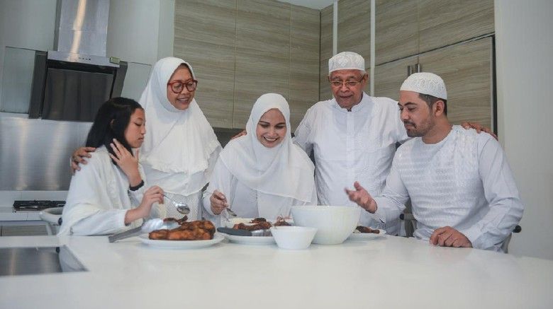 Yang Bikin Kangen Lebaran di Kampung, Tukar Rantang dan Makan Bareng
