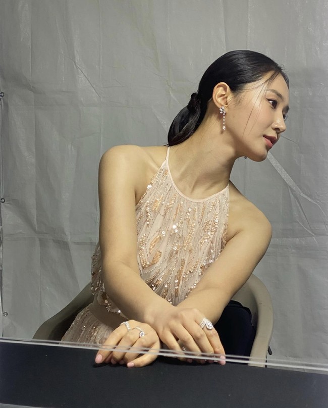 Yuri Girls’ Generation datang membacakan nominasi TikTok Popularity Award bersama Jung Il Woo. Sedikit melenceng dari dress code, bintang Bossam: Steal the Fate ini mengenakan gaun menjuntai bernuansa pastel. Foto: dok. Instagram yulyulk