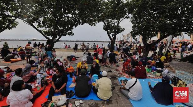 Ancol Membludak saat Hari ke Dua Lebaran (CNN Indonesia/Adhi Wicaksono) Ancol Membludak saat Hari ke Dua Lebaran (CNN Indonesia/Adhi Wicaksono)