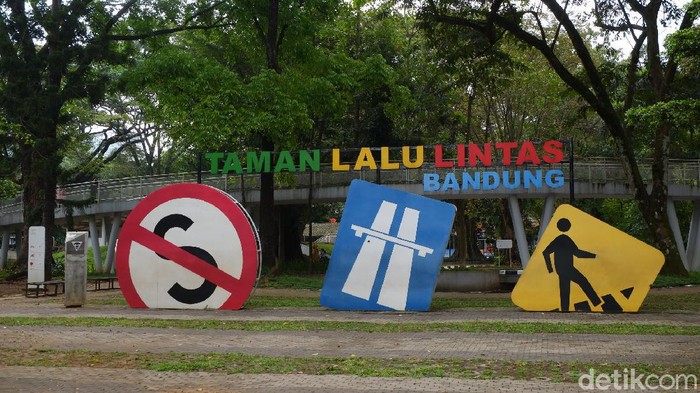 Kunjungan wisatawan ke Taman Lalu Lintas Ade Irma Suryani Nasution diprediksi akan meningkat saat libur lebaran berlangsung. Taman Lalu Lintas ini memiliki wahana berwisata bagi anak-anak di ruang terbuka.