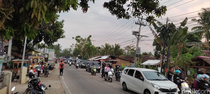 arus lalin di pantai anyer macet
