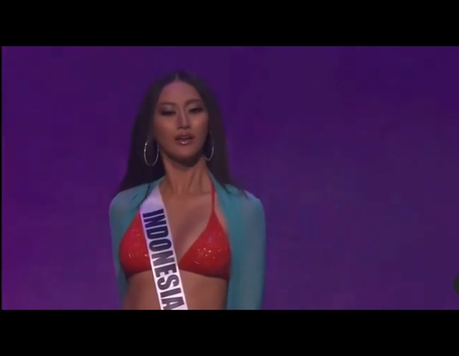 Inilah penampilan Ayuma berlenggak-lenggok di panggung Miss Universe 2020 di Florida, Sabtu (15/5/2021) dengan bikini. Bikininya tersebut merupakan rancangan dari desainer Ema Koja.  Foto: dok. Instagram/@officialputeriindonesia