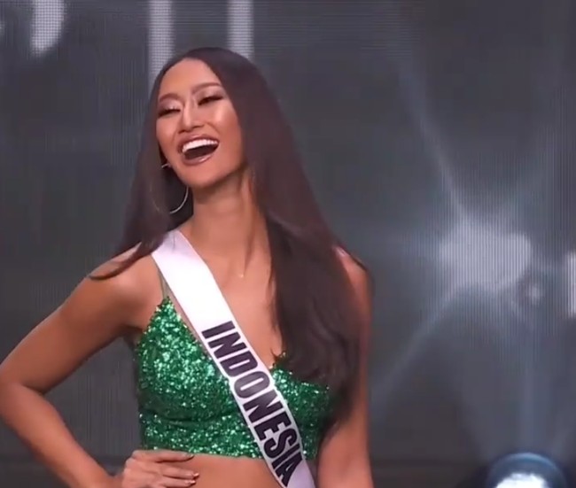 Wanita yang akrab disapa Ayuma itu memulai aksinya di atas panggung dengan busana sequin serba hijau. Dalam sesi perkenalan itu, ia tampil menggunakan crop top dan rok yang berkilauan.  Foto: dok. Instagram/@officialputeriindonesia