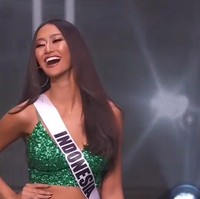 Wanita yang akrab disapa Ayuma itu memulai aksinya di atas panggung dengan busana sequin serba hijau. Dalam sesi perkenalan itu, ia tampil menggunakan crop top dan rok yang berkilauan.  Foto: dok. Instagram/@officialputeriindonesia